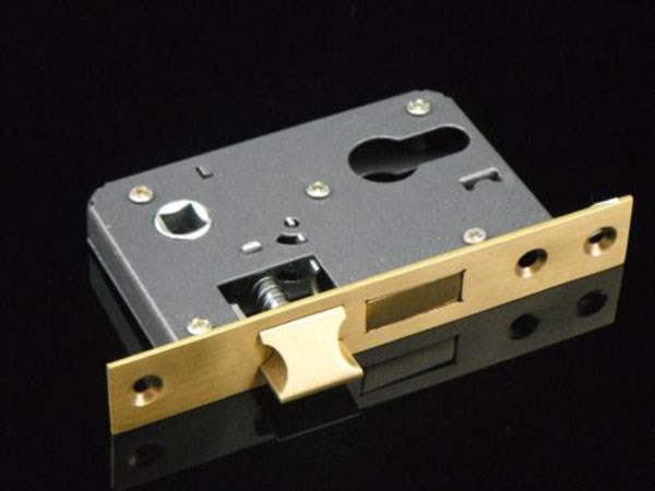 天津上門換鎖(開鎖電話號(hào)碼)